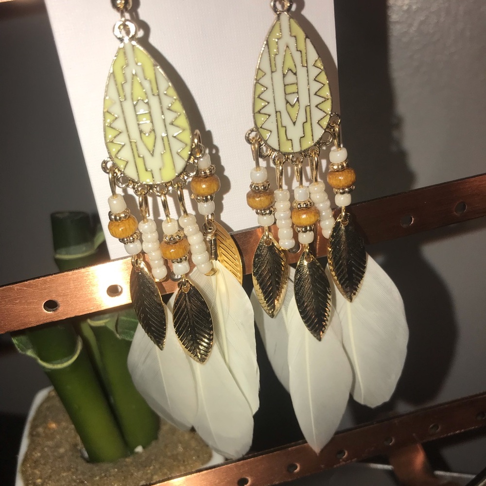 Gorgeous Feather Dangle Earrings 🌿